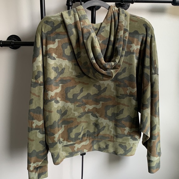 American Eagle Women’s Camo Hoodie - size Medium - Picture 2 of 6